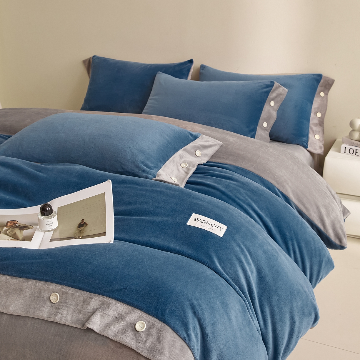 91家纺网 家纺一手货源 找家纺 吾诺家居 吾诺 2025 双拼色牛奶绒四件套纽扣四件套钮扣牛奶绒四件套 - 纽扣系列 钮扣-景泰蓝