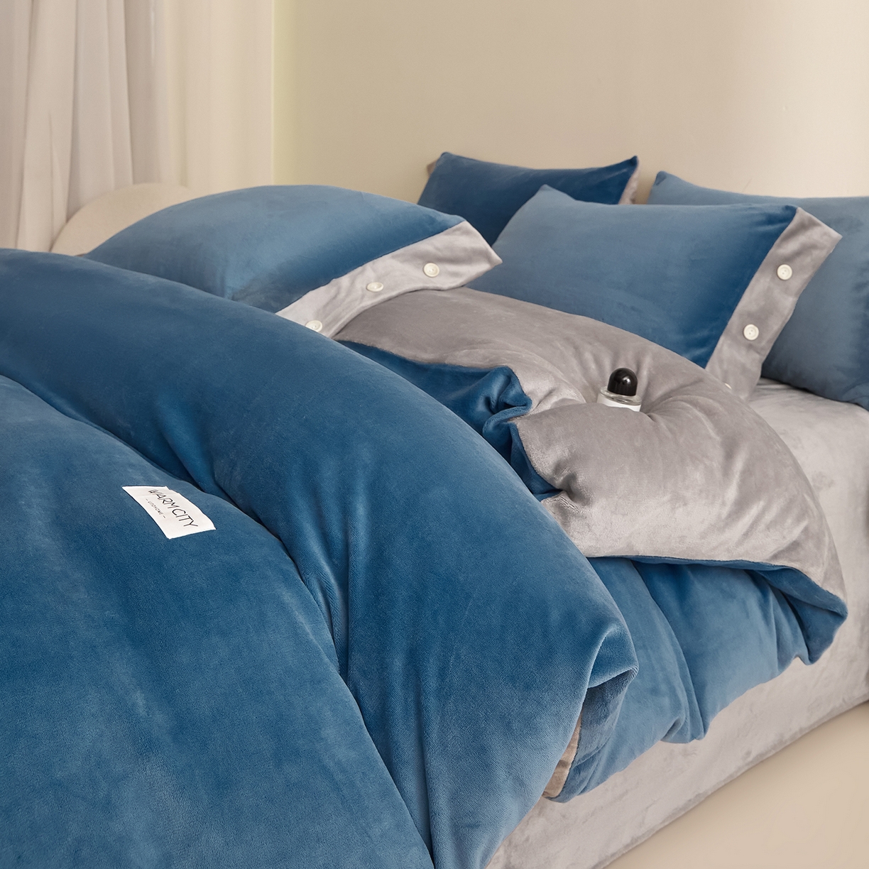 91家纺网 家纺一手货源 找家纺 吾诺家居 吾诺 2025 双拼色牛奶绒四件套纽扣四件套钮扣牛奶绒四件套 - 纽扣系列 钮扣-景泰蓝