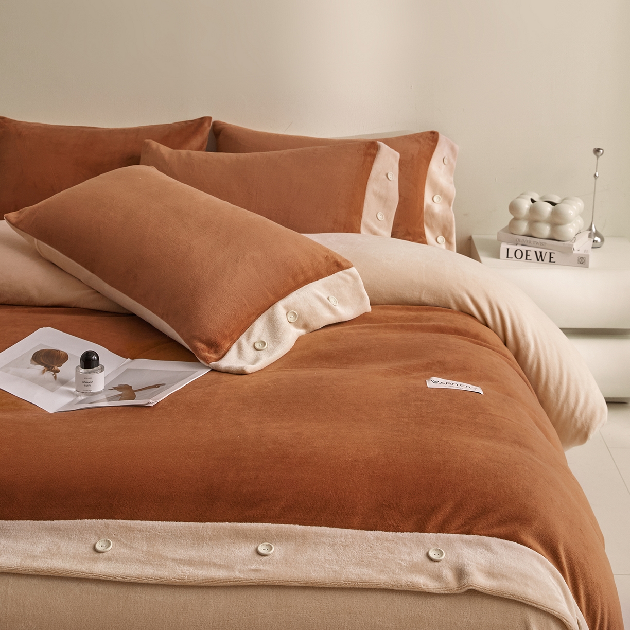 91家纺网 家纺一手货源 找家纺 吾诺家居 吾诺 2025 双拼色牛奶绒四件套纽扣四件套钮扣牛奶绒四件套 - 纽扣系列 钮扣-唐茶色