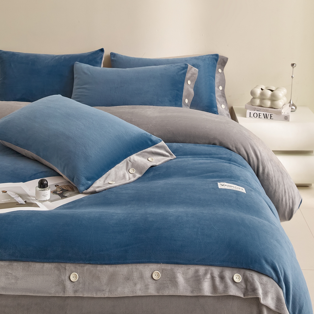 91家纺网 家纺一手货源 找家纺 吾诺家居 吾诺 2025 双拼色牛奶绒四件套纽扣四件套钮扣牛奶绒四件套 - 纽扣系列 钮扣-景泰蓝