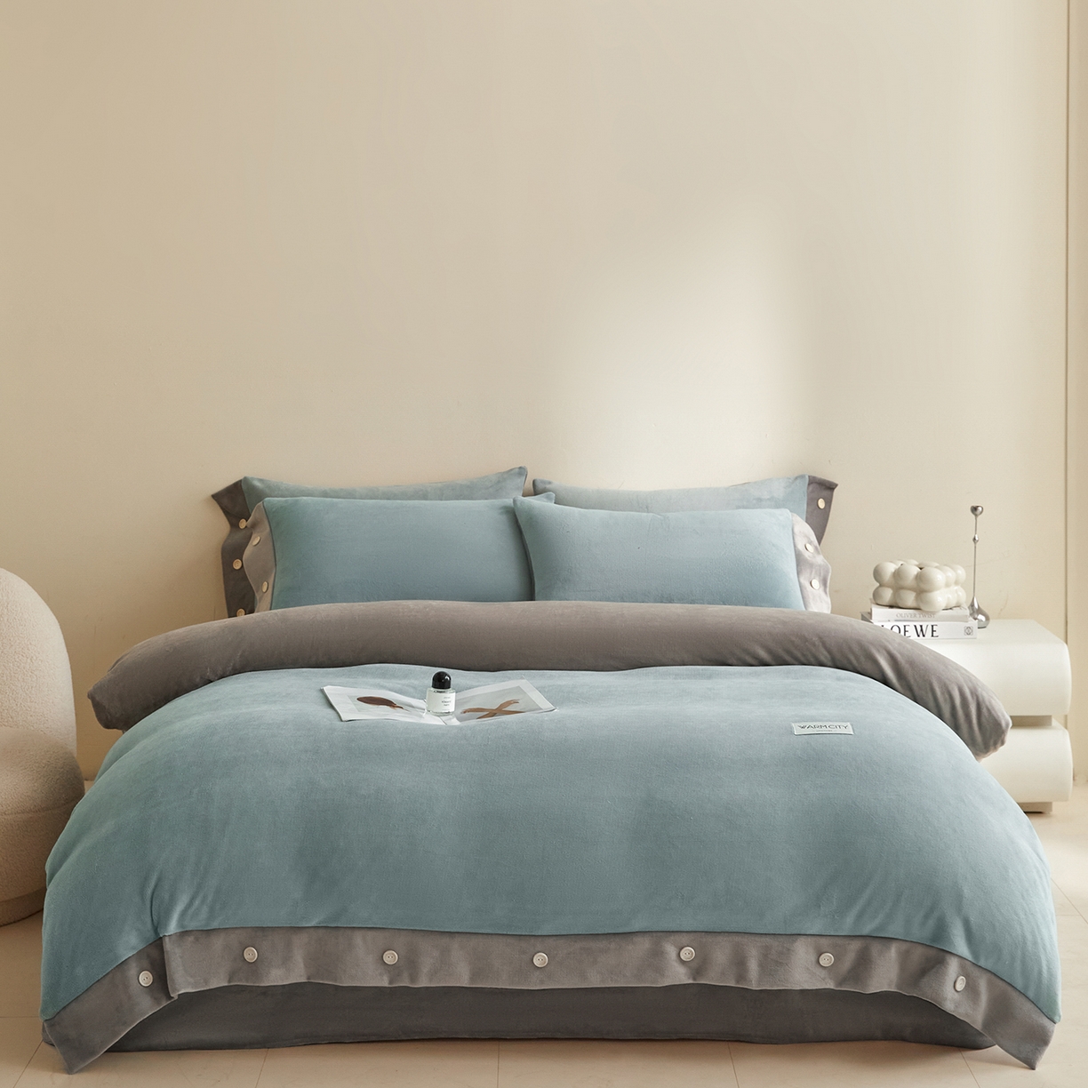 91家纺网 家纺一手货源 找家纺 吾诺家居 吾诺 2025 双拼色牛奶绒四件套纽扣四件套钮扣牛奶绒四件套 - 纽扣系列 钮扣-浅灰兰