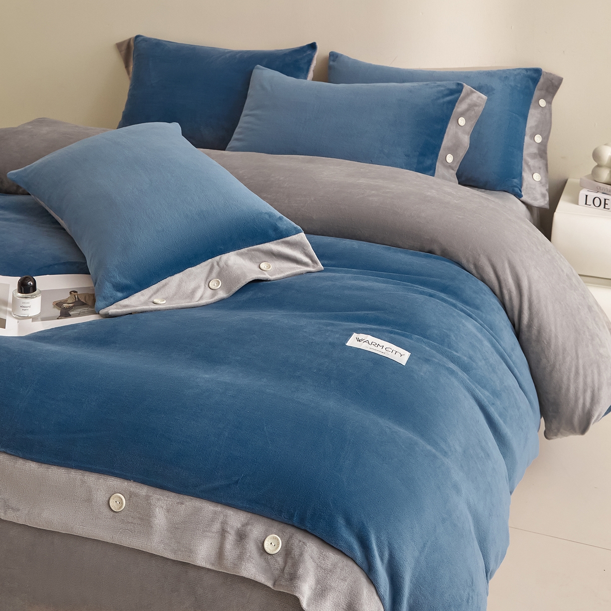 91家纺网 家纺一手货源 找家纺 吾诺家居 吾诺 2025 双拼色牛奶绒四件套纽扣四件套钮扣牛奶绒四件套 - 纽扣系列 钮扣-景泰蓝