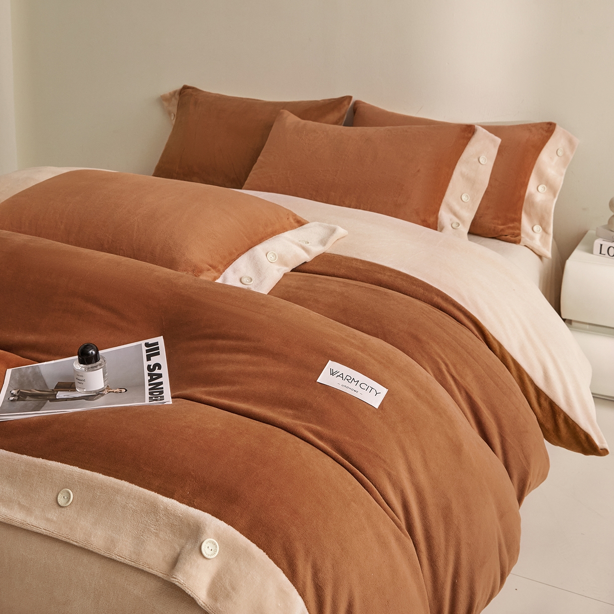 91家纺网 家纺一手货源 找家纺 吾诺家居 吾诺 2025 双拼色牛奶绒四件套纽扣四件套钮扣牛奶绒四件套 - 纽扣系列 钮扣-唐茶色