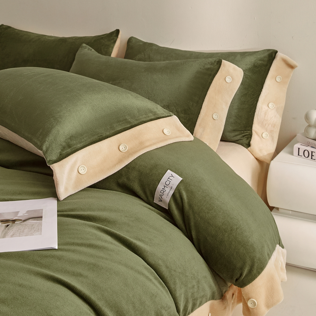 91家纺网 家纺一手货源 找家纺 吾诺家居 吾诺 2025 双拼色牛奶绒四件套纽扣四件套钮扣牛奶绒四件套 - 纽扣系列 钮扣-橄榄绿