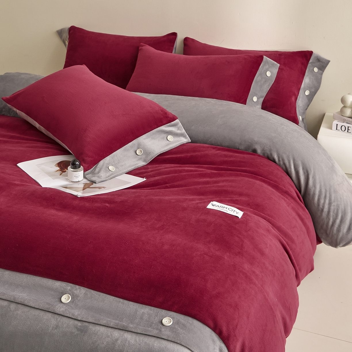 91家纺网 家纺一手货源 找家纺 吾诺家居 吾诺 2025 双拼色牛奶绒四件套纽扣四件套钮扣牛奶绒四件套 - 纽扣系列 钮扣-酒红色