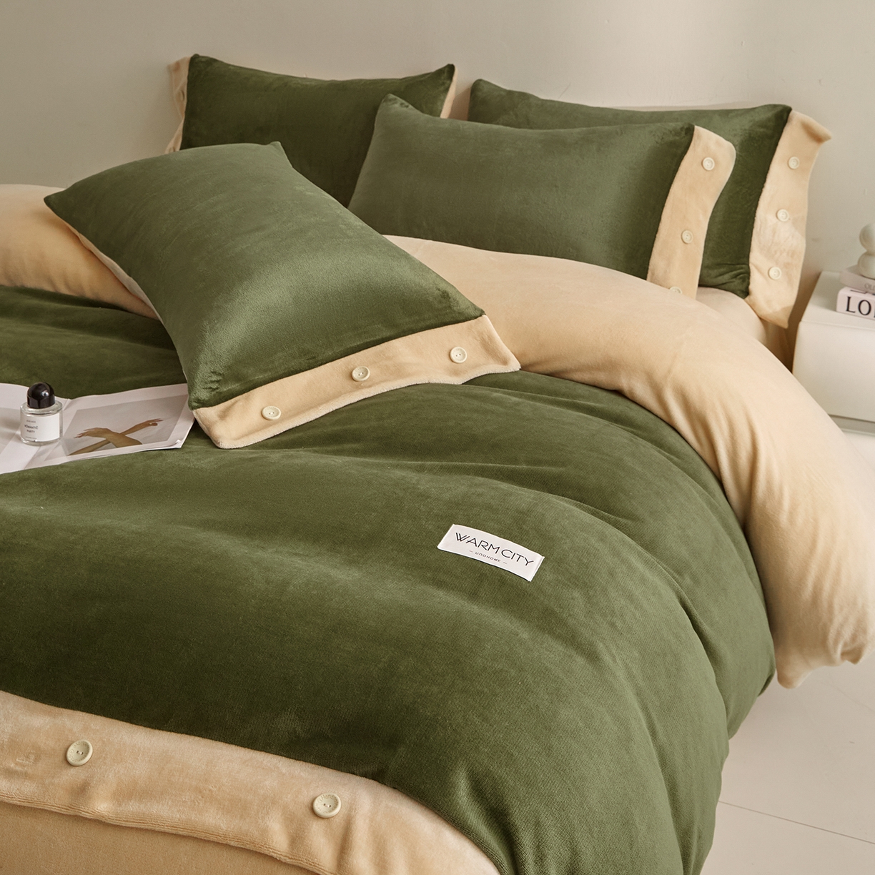 91家纺网 家纺一手货源 找家纺 吾诺家居 吾诺 2025 双拼色牛奶绒四件套纽扣四件套钮扣牛奶绒四件套 - 纽扣系列 钮扣-橄榄绿