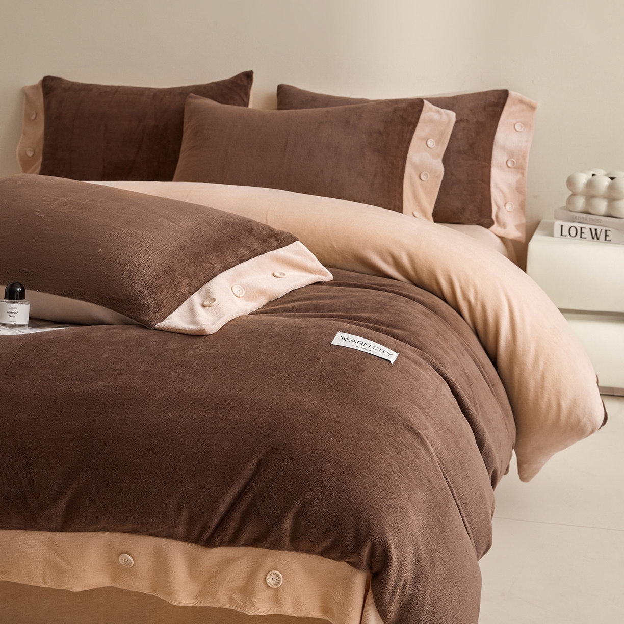 91家纺网 家纺一手货源 找家纺 吾诺家居 吾诺 2025 双拼色牛奶绒四件套纽扣四件套钮扣牛奶绒四件套 - 纽扣系列 钮扣-可可棕