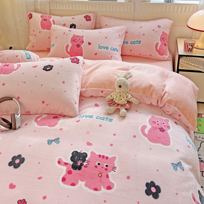 91家纺网 家纺一手货源 找家纺 维娜斯家纺 2025新款牛奶绒印花四件套加厚保暖 欢乐猫咪