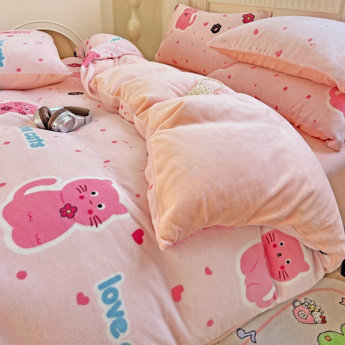 91家纺网 家纺一手货源 找家纺 维娜斯家纺 2025新款牛奶绒印花四件套加厚保暖 欢乐猫咪