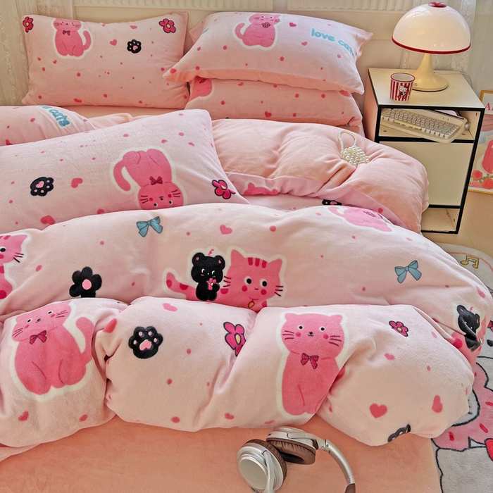 91家纺网 家纺一手货源 找家纺 维娜斯家纺 2025新款牛奶绒印花四件套加厚保暖 欢乐猫咪