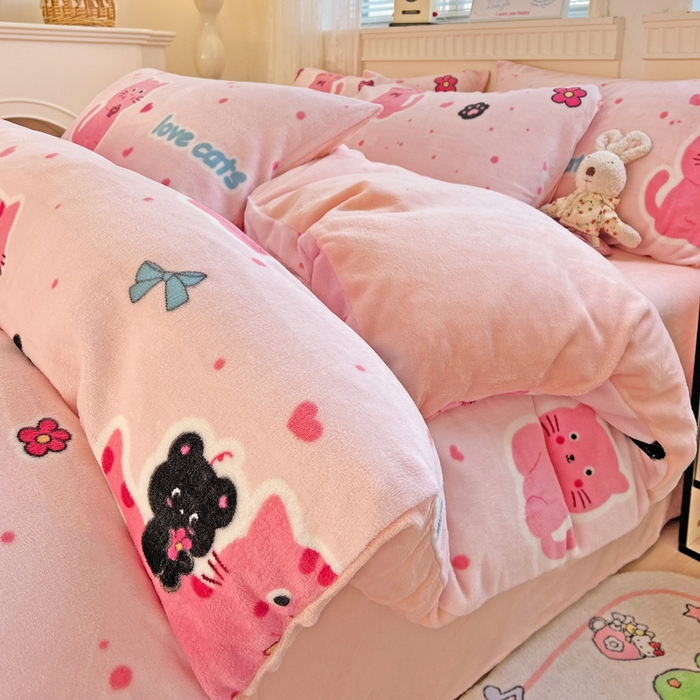 91家纺网 家纺一手货源 找家纺 维娜斯家纺 2025新款牛奶绒印花四件套加厚保暖 欢乐猫咪