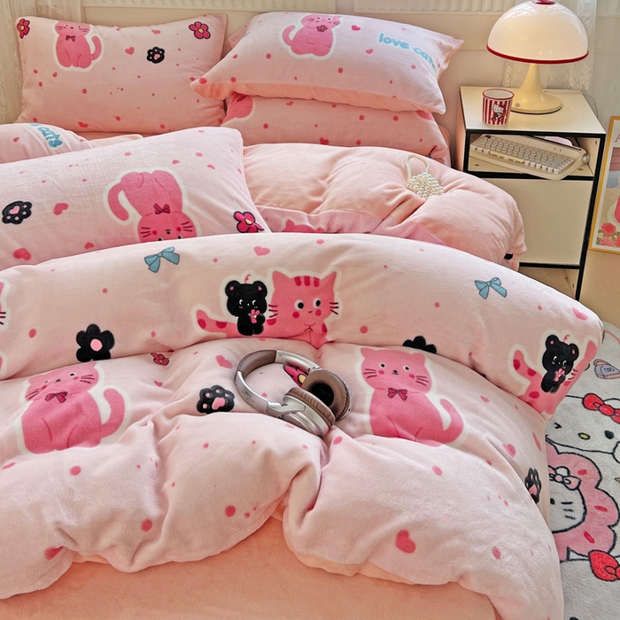 91家纺网 家纺一手货源 找家纺 维娜斯家纺 2025新款牛奶绒印花四件套加厚保暖 欢乐猫咪