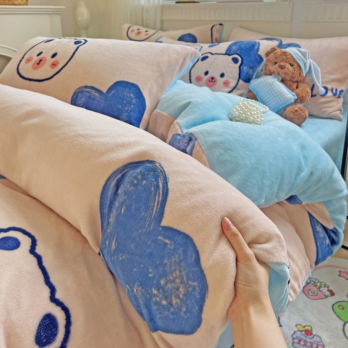 91家纺网 家纺一手货源 找家纺 维娜斯家纺 2025新款牛奶绒印花四件套加厚保暖 魅力小熊