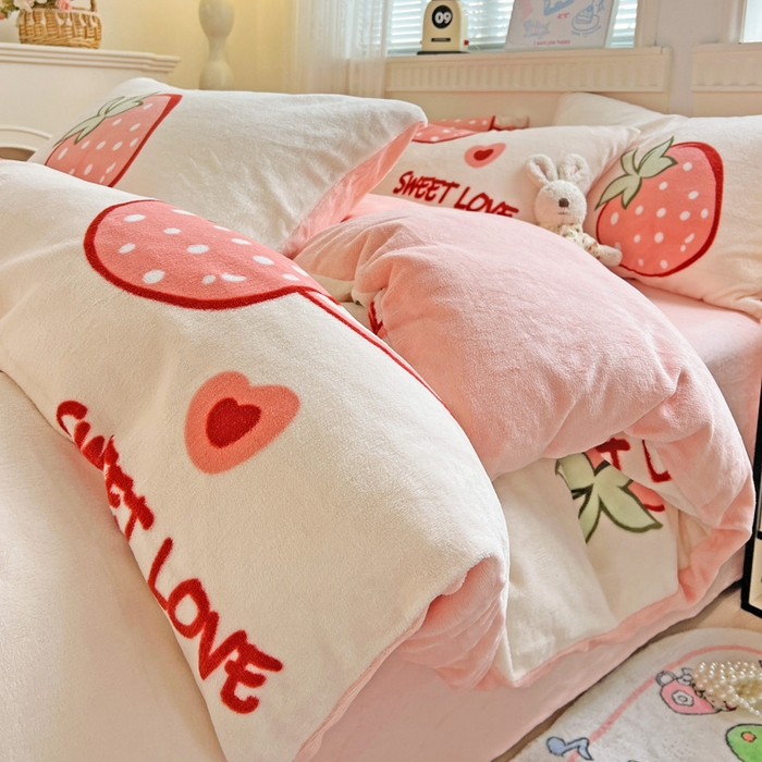 91家纺网 家纺一手货源 找家纺 维娜斯家纺 2025新款牛奶绒印花四件套加厚保暖 草莓酱