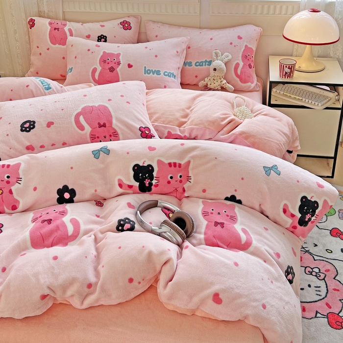 91家纺网 家纺一手货源 找家纺 维娜斯家纺 2025新款牛奶绒印花四件套加厚保暖 欢乐猫咪