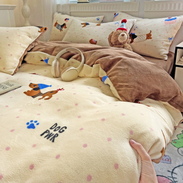 91家纺网 家纺一手货源 找家纺 维娜斯家纺 2025新款牛奶绒印花四件套加厚保暖 欢度节日