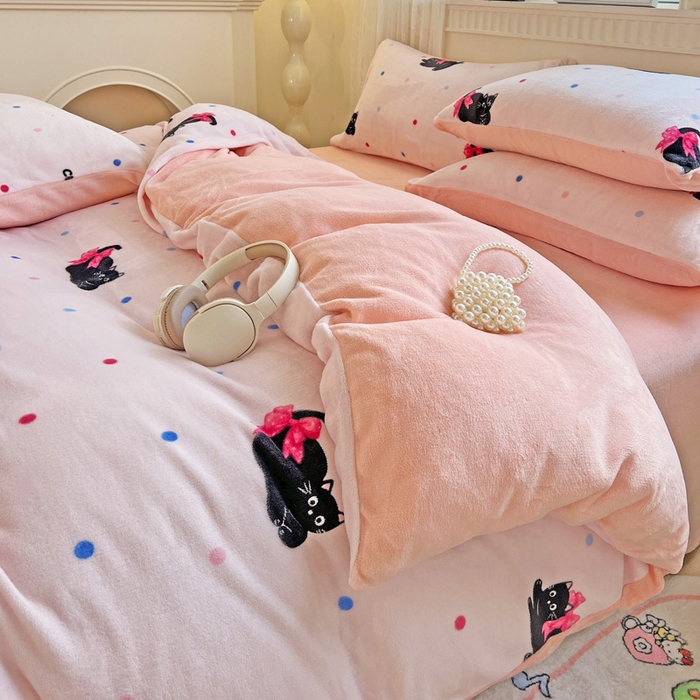 91家纺网 家纺一手货源 找家纺 维娜斯家纺 2025新款牛奶绒印花四件套加厚保暖 可爱猫咪