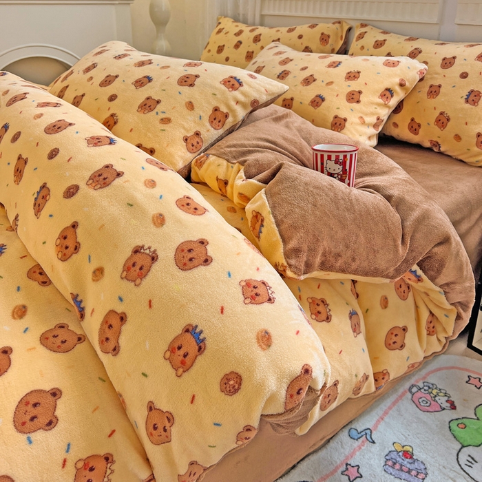 91家纺网 家纺一手货源 找家纺 维娜斯家纺 2025新款牛奶绒印花四件套加厚保暖 小熊梦梦