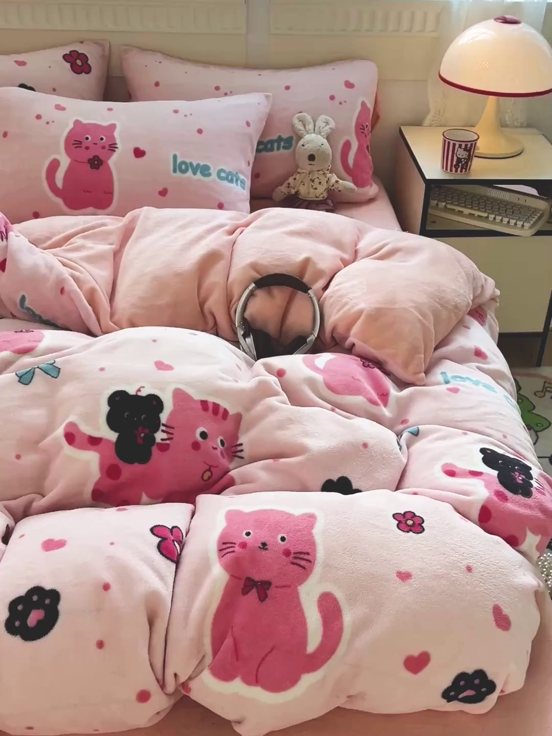 91家纺网 家纺一手货源 找家纺 维娜斯家纺 2025新款牛奶绒印花四件套加厚保暖 欢乐猫咪