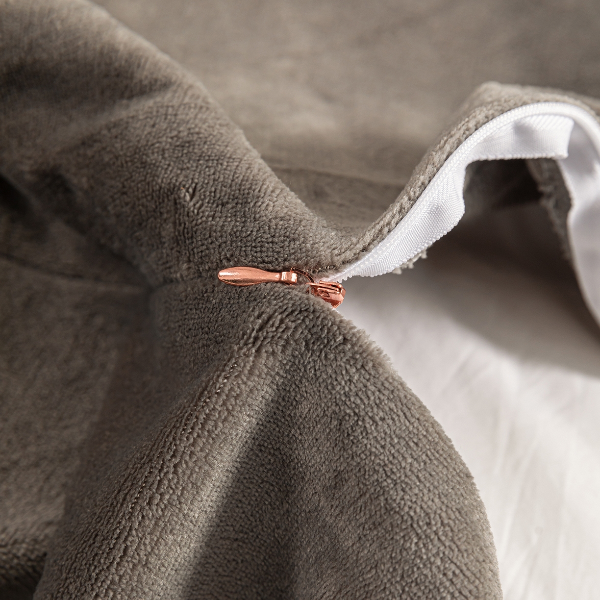 91家纺网 家纺一手货源 找家纺 吾诺家居 吾诺 2025 撞色边滚绳款牛奶绒四件套麻绳牛奶绒四件套 - 浅爱系列 深灰