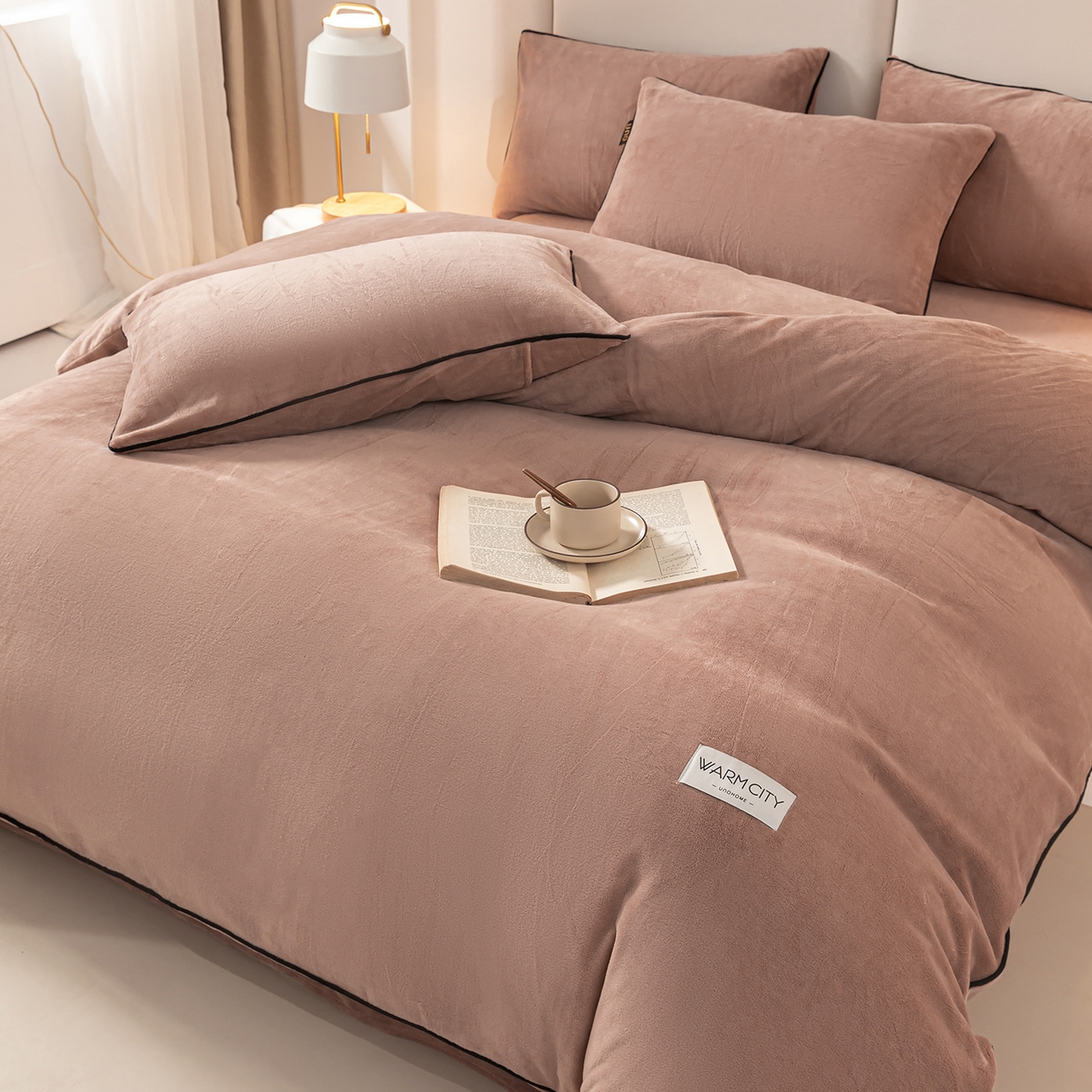 91家纺网 家纺一手货源 找家纺 吾诺家居 吾诺 2025 撞色边滚绳款牛奶绒四件套麻绳牛奶绒四件套 - 浅爱系列 橡木棕