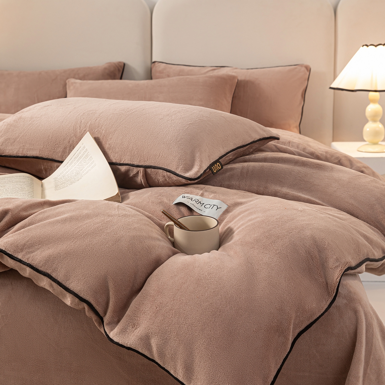 91家纺网 家纺一手货源 找家纺 吾诺家居 吾诺 2025 撞色边滚绳款牛奶绒四件套麻绳牛奶绒四件套 - 浅爱系列 橡木棕