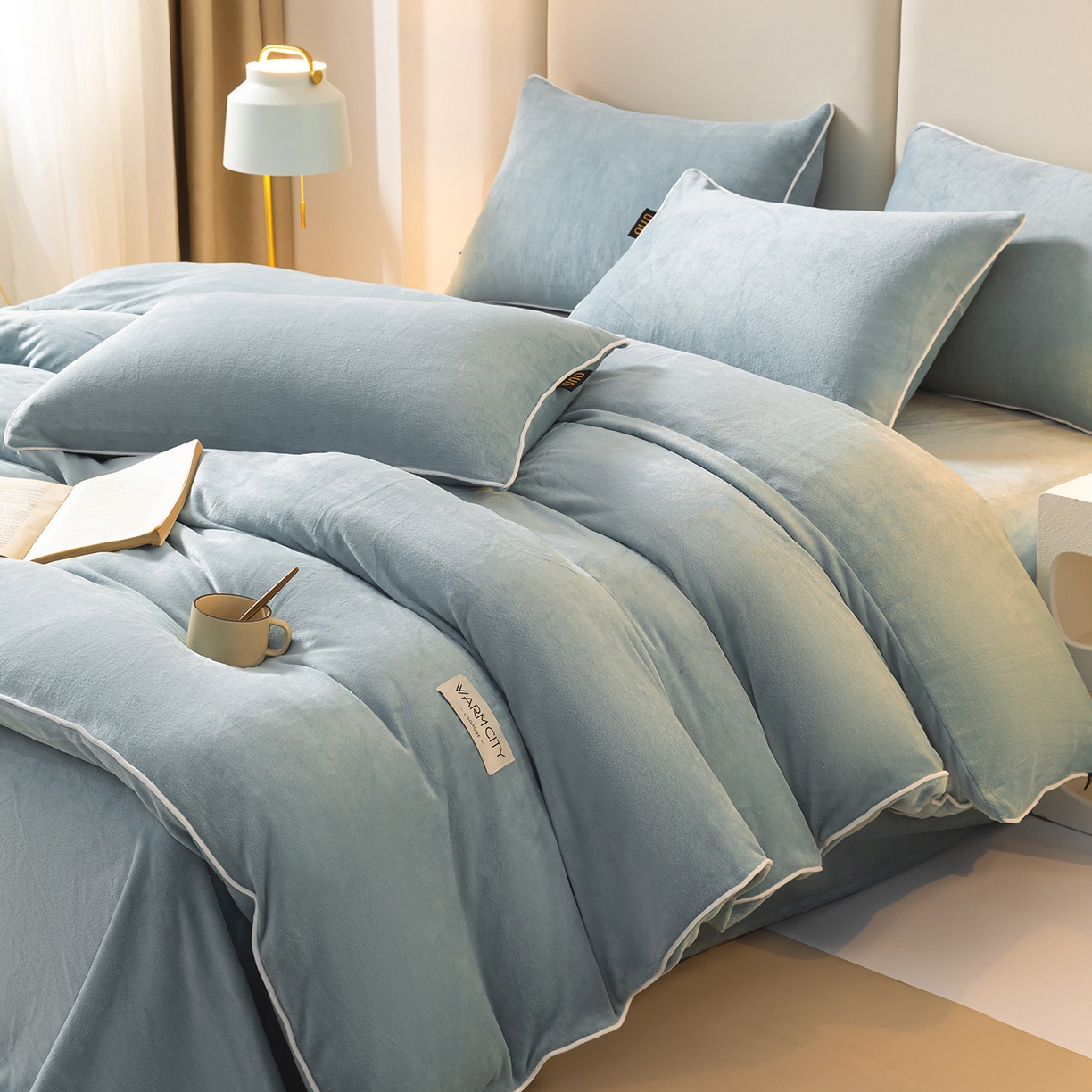 91家纺网 家纺一手货源 找家纺 吾诺家居 吾诺 2025 撞色边滚绳款牛奶绒四件套麻绳牛奶绒四件套 - 浅爱系列 浅灰兰