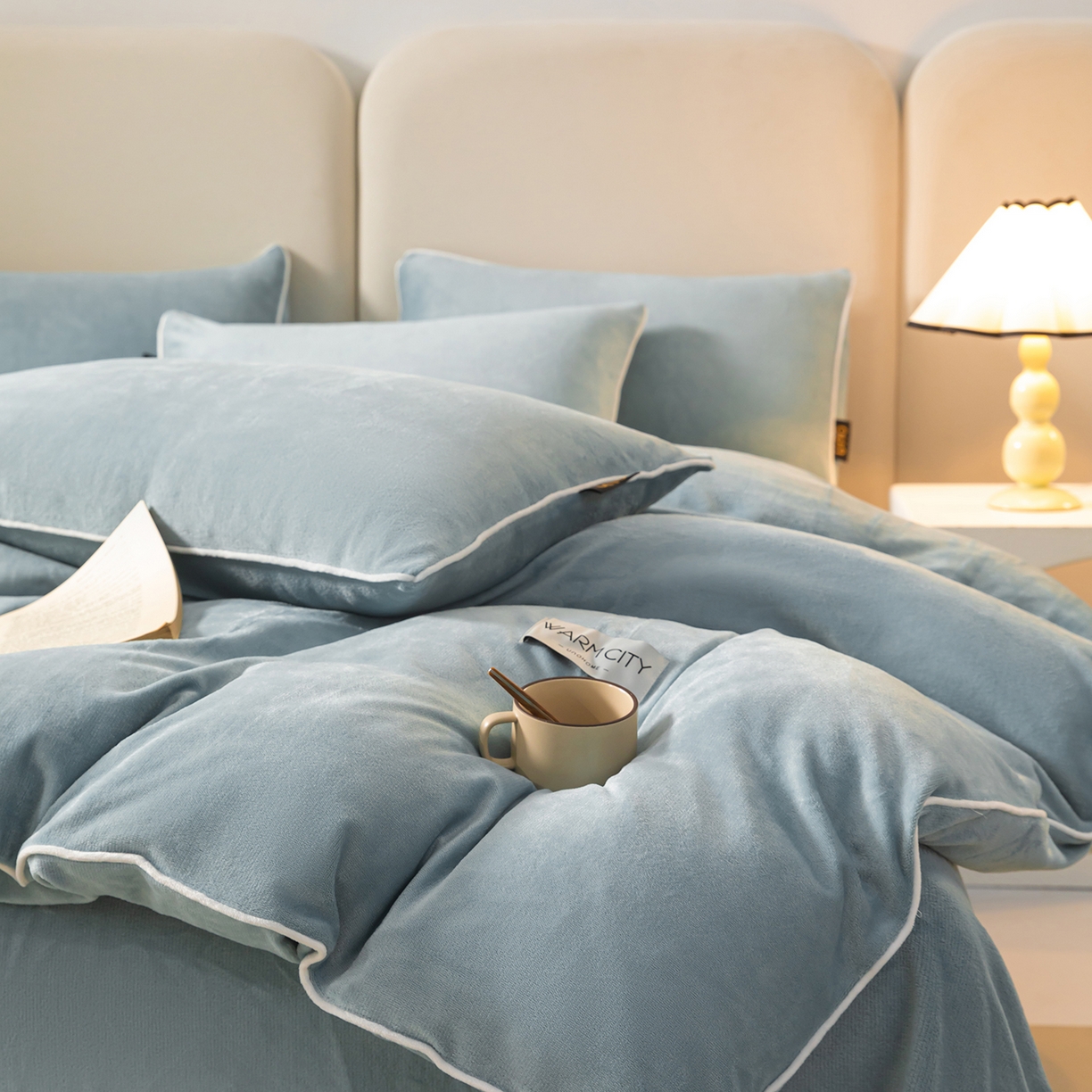 91家纺网 家纺一手货源 找家纺 吾诺家居 吾诺 2025 撞色边滚绳款牛奶绒四件套麻绳牛奶绒四件套 - 浅爱系列 浅灰兰