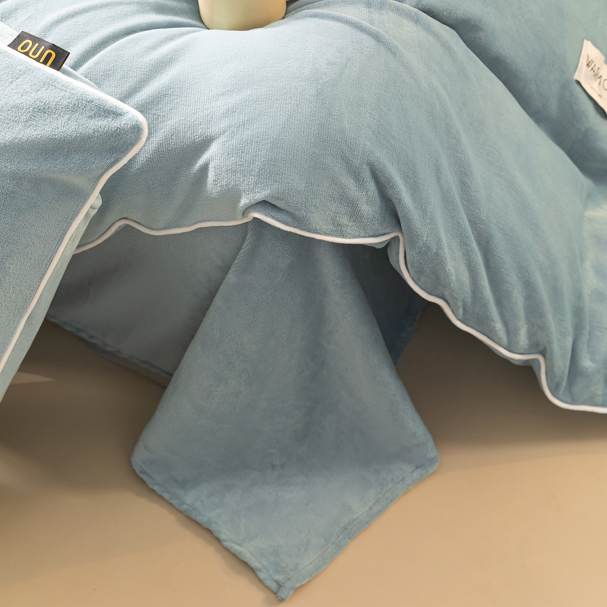 91家纺网 家纺一手货源 找家纺 吾诺家居 吾诺 2025 撞色边滚绳款牛奶绒四件套麻绳牛奶绒四件套 - 浅爱系列 浅灰兰