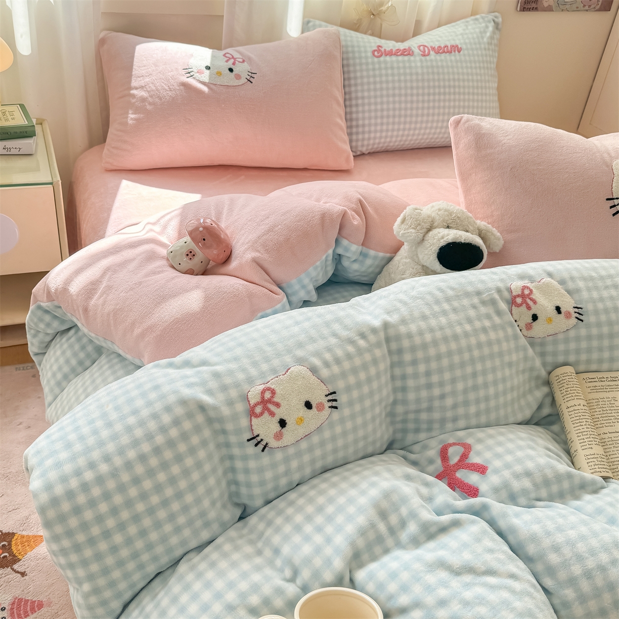 91家纺网 家纺一手货源 找家纺 灰鲸 2025新款牛奶绒毛巾绣套件-猫咪蝴蝶结 猫咪蝴蝶结-蓝格+露娜粉