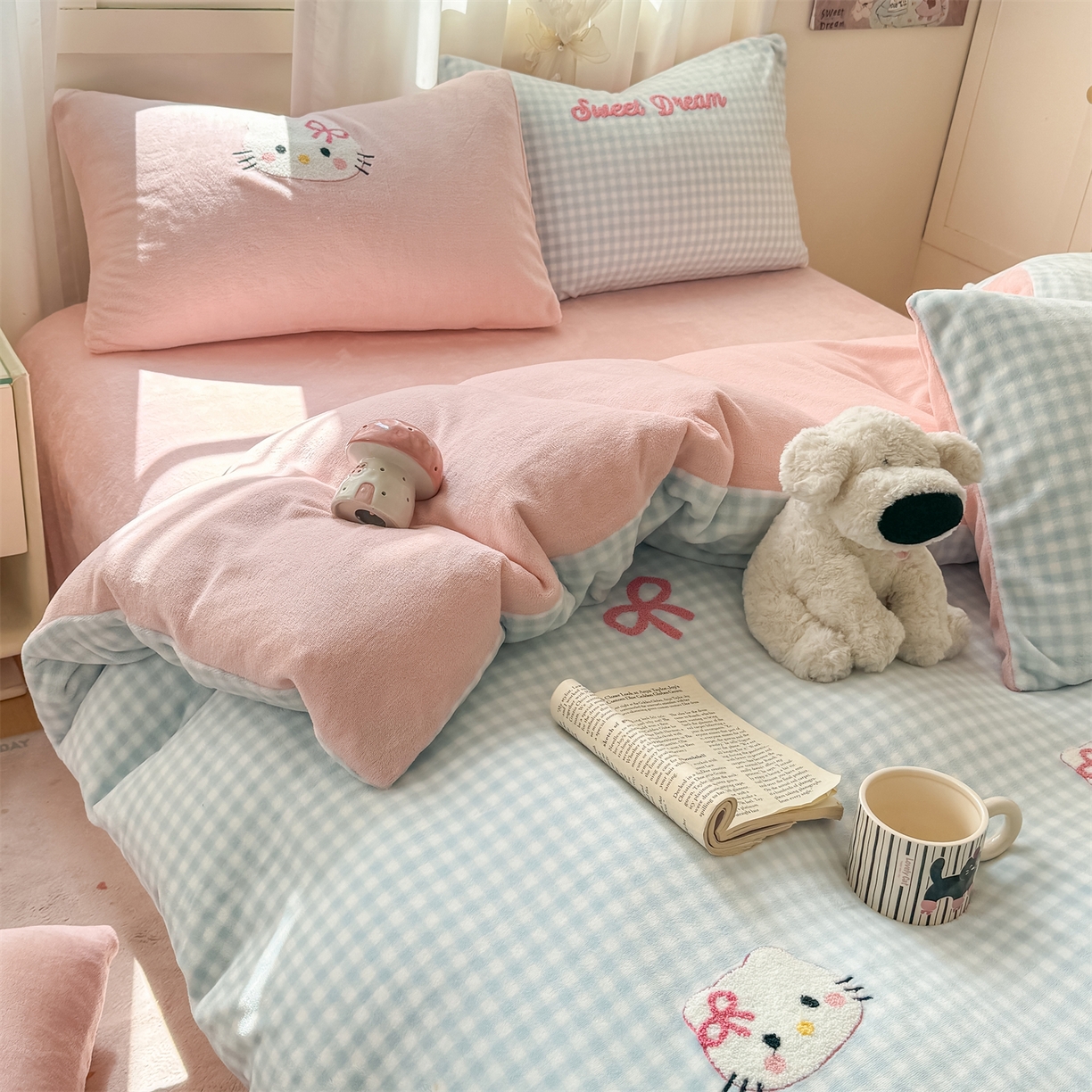 91家纺网 家纺一手货源 找家纺 灰鲸 2025新款牛奶绒毛巾绣套件-猫咪蝴蝶结 猫咪蝴蝶结-蓝格+露娜粉