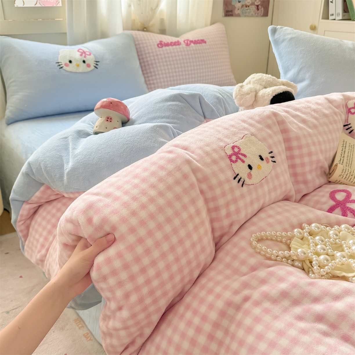 91家纺网 家纺一手货源 找家纺 （总）灰鲸 2025新款牛奶绒毛巾绣套件-猫咪蝴蝶结