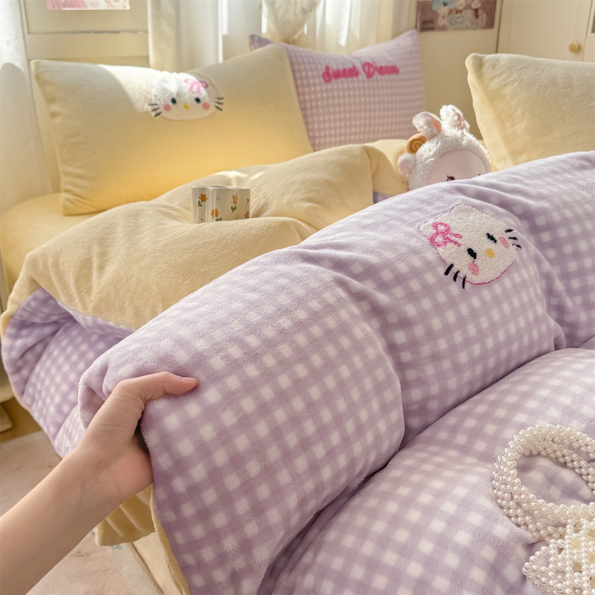 91家纺网 家纺一手货源 找家纺 灰鲸 2025新款牛奶绒毛巾绣套件-猫咪蝴蝶结 猫咪蝴蝶结-紫格+奶油黄