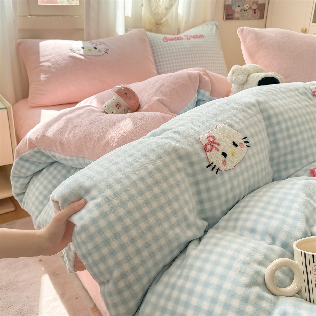 91家纺网 家纺一手货源 找家纺 灰鲸 2025新款牛奶绒毛巾绣套件-猫咪蝴蝶结 猫咪蝴蝶结-蓝格+露娜粉