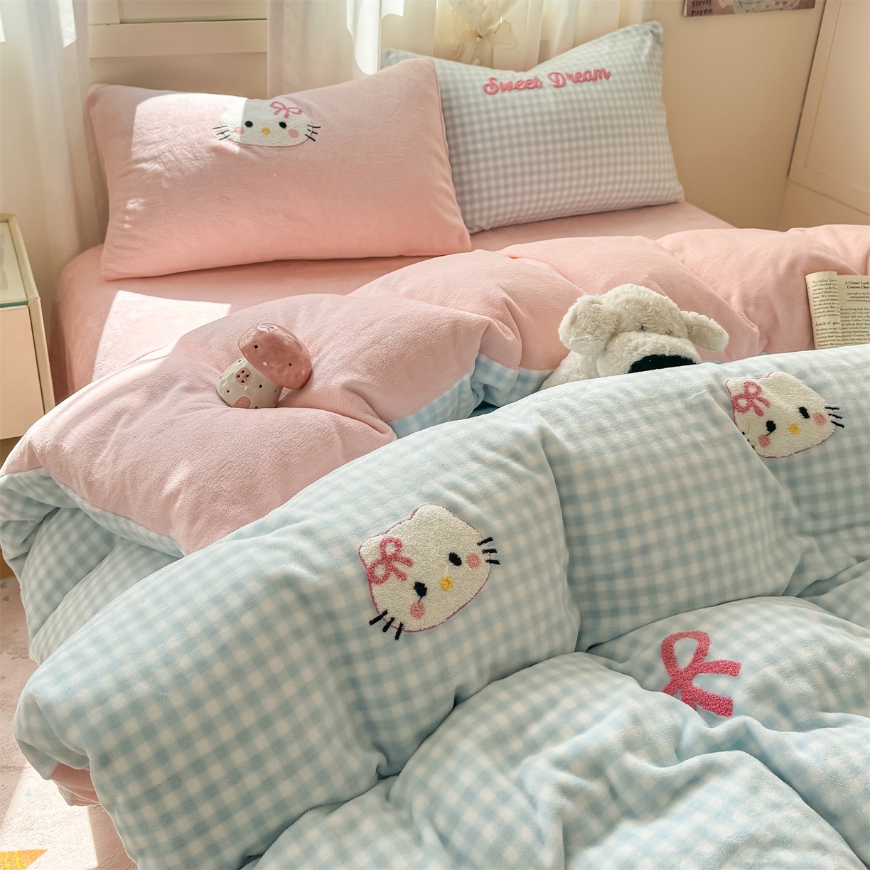 91家纺网 家纺一手货源 找家纺 灰鲸 2025新款牛奶绒毛巾绣套件-猫咪蝴蝶结 猫咪蝴蝶结-蓝格+露娜粉