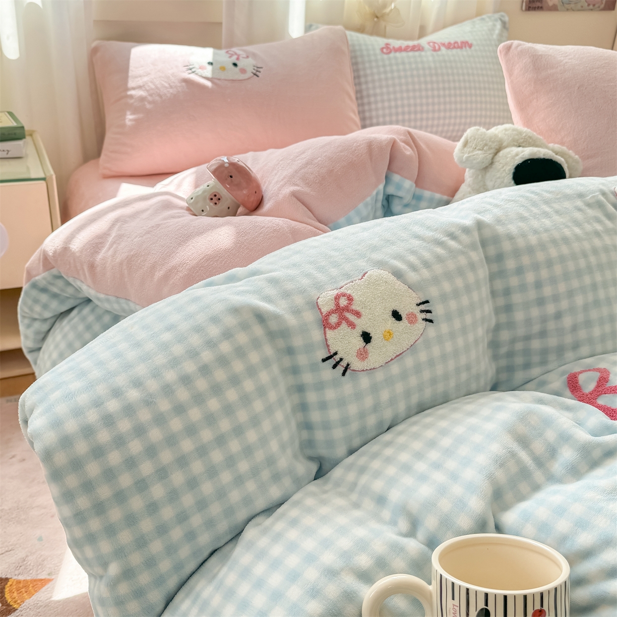 91家纺网 家纺一手货源 找家纺 灰鲸 2025新款牛奶绒毛巾绣套件-猫咪蝴蝶结 猫咪蝴蝶结-蓝格+露娜粉