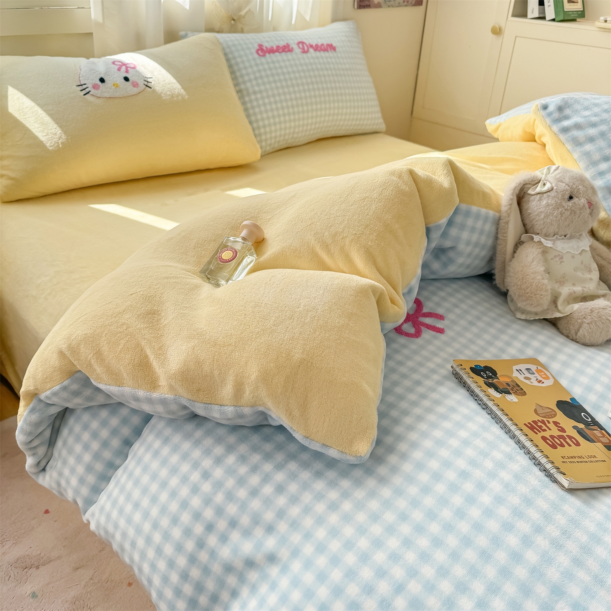 91家纺网 家纺一手货源 找家纺 灰鲸 2025新款牛奶绒毛巾绣套件-猫咪蝴蝶结 猫咪蝴蝶结-蓝格+奶油黄