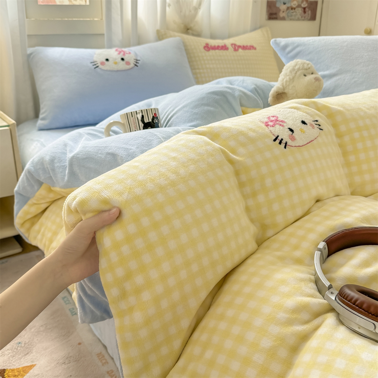 91家纺网 家纺一手货源 找家纺 灰鲸 2025新款牛奶绒毛巾绣套件-猫咪蝴蝶结 猫咪蝴蝶结-黄格+繁星蓝