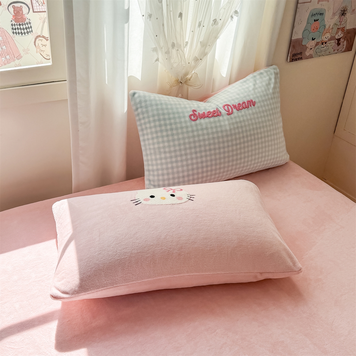 91家纺网 家纺一手货源 找家纺 灰鲸 2025新款牛奶绒毛巾绣套件-猫咪蝴蝶结 猫咪蝴蝶结-蓝格+露娜粉