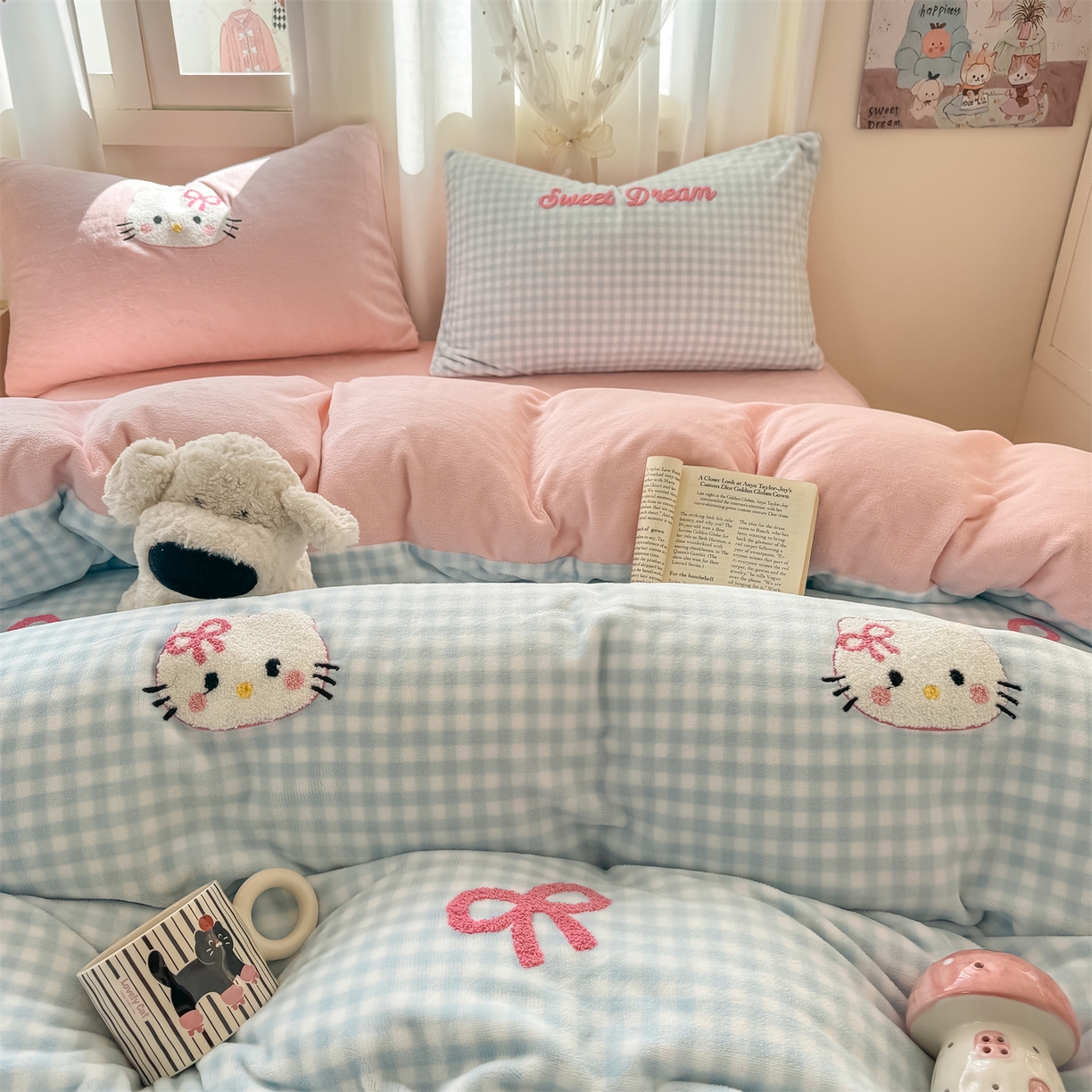 91家纺网 家纺一手货源 找家纺 灰鲸 2025新款牛奶绒毛巾绣套件-猫咪蝴蝶结 猫咪蝴蝶结-蓝格+露娜粉