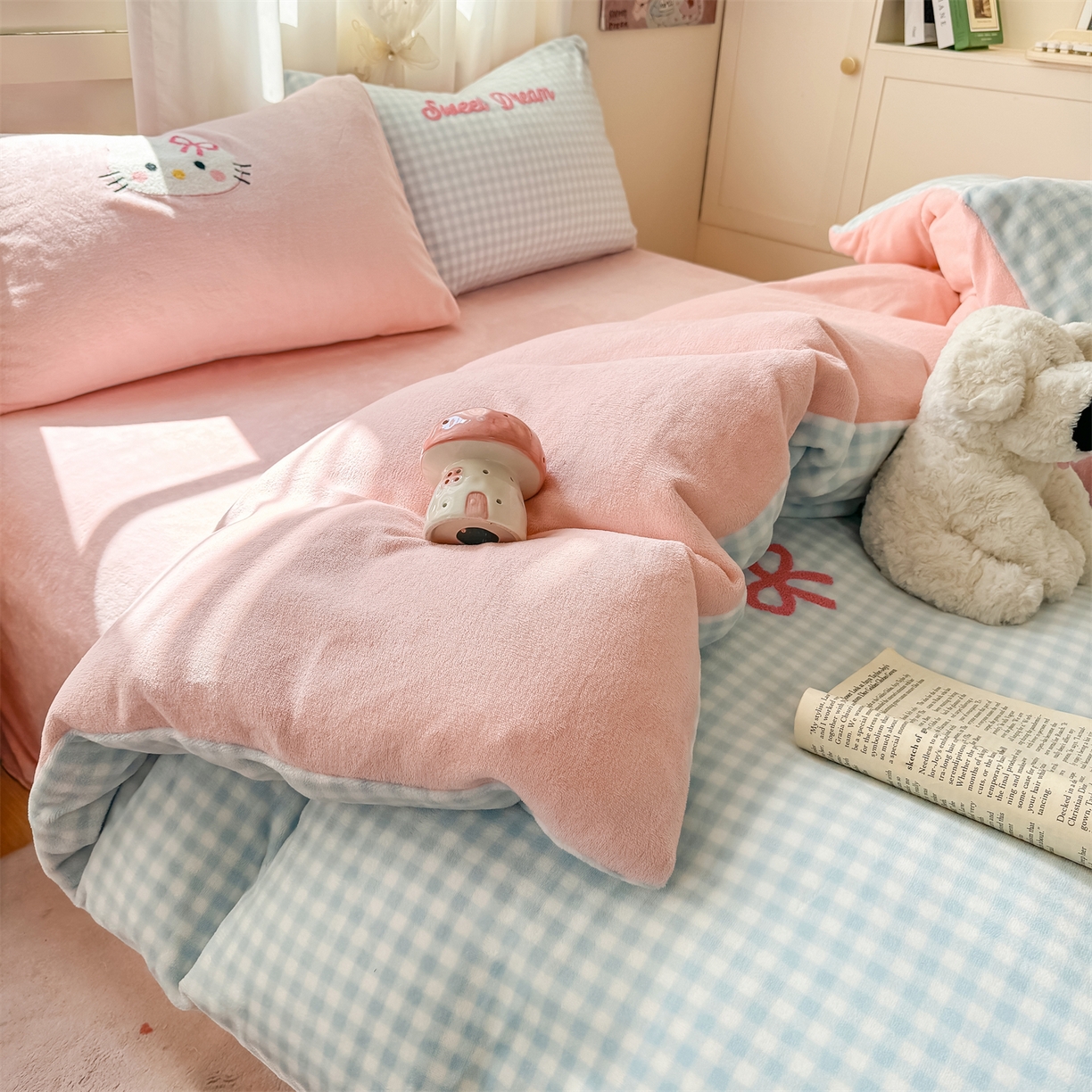 91家纺网 家纺一手货源 找家纺 灰鲸 2025新款牛奶绒毛巾绣套件-猫咪蝴蝶结 猫咪蝴蝶结-蓝格+露娜粉