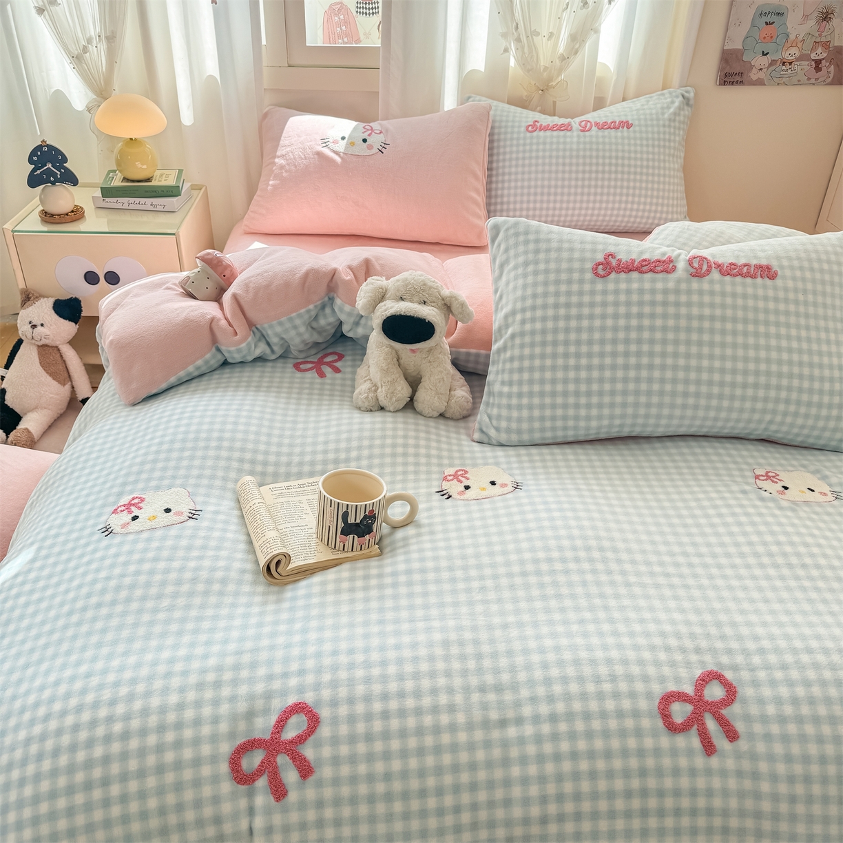 91家纺网 家纺一手货源 找家纺 灰鲸 2025新款牛奶绒毛巾绣套件-猫咪蝴蝶结 猫咪蝴蝶结-蓝格+露娜粉