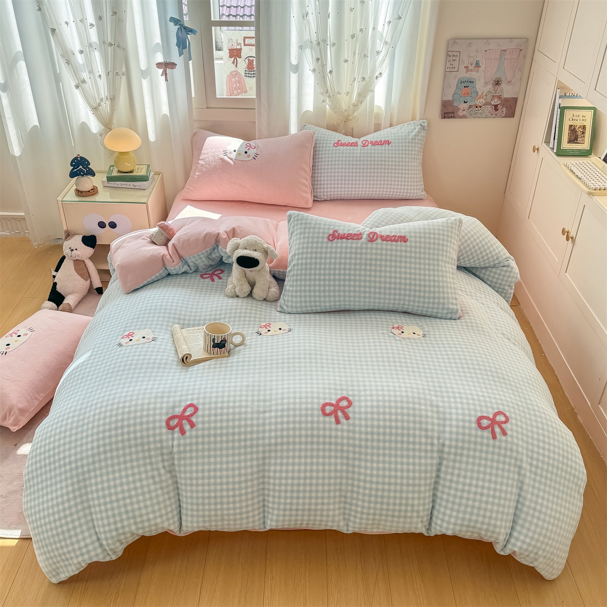 91家纺网 家纺一手货源 找家纺 灰鲸 2025新款牛奶绒毛巾绣套件-猫咪蝴蝶结 猫咪蝴蝶结-蓝格+露娜粉