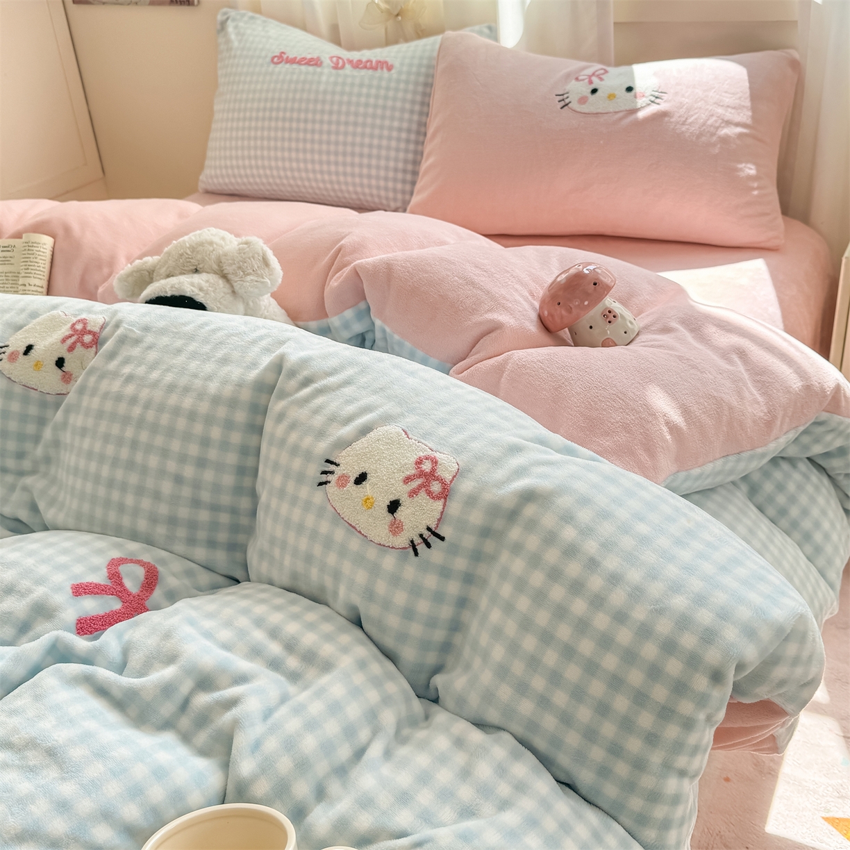 91家纺网 家纺一手货源 找家纺 灰鲸 2025新款牛奶绒毛巾绣套件-猫咪蝴蝶结 猫咪蝴蝶结-蓝格+露娜粉