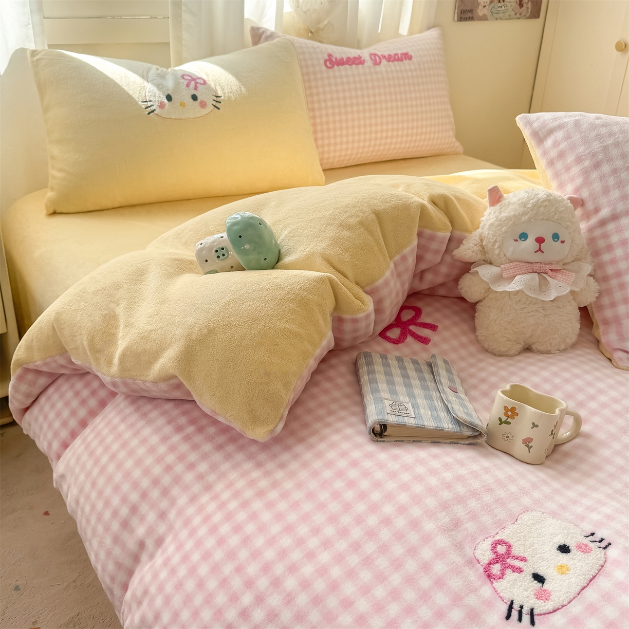 91家纺网 家纺一手货源 找家纺 灰鲸 2025新款牛奶绒毛巾绣套件-猫咪蝴蝶结 猫咪蝴蝶结-粉格+奶油黄