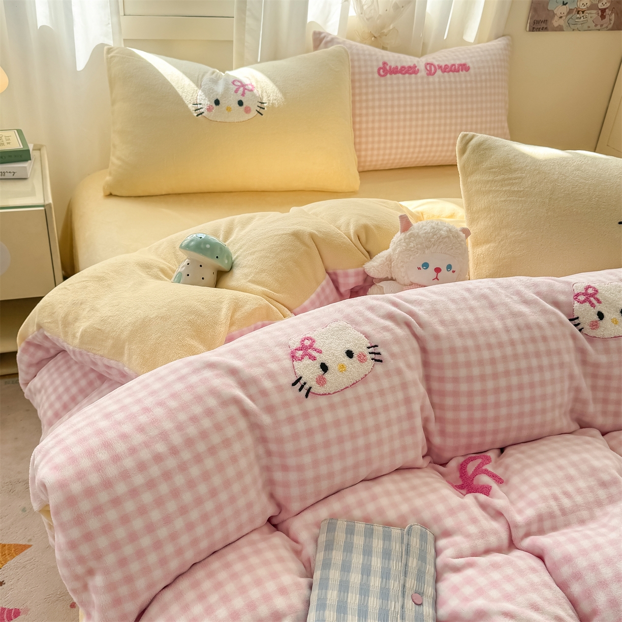 91家纺网 家纺一手货源 找家纺 灰鲸 2025新款牛奶绒毛巾绣套件-猫咪蝴蝶结 猫咪蝴蝶结-粉格+奶油黄