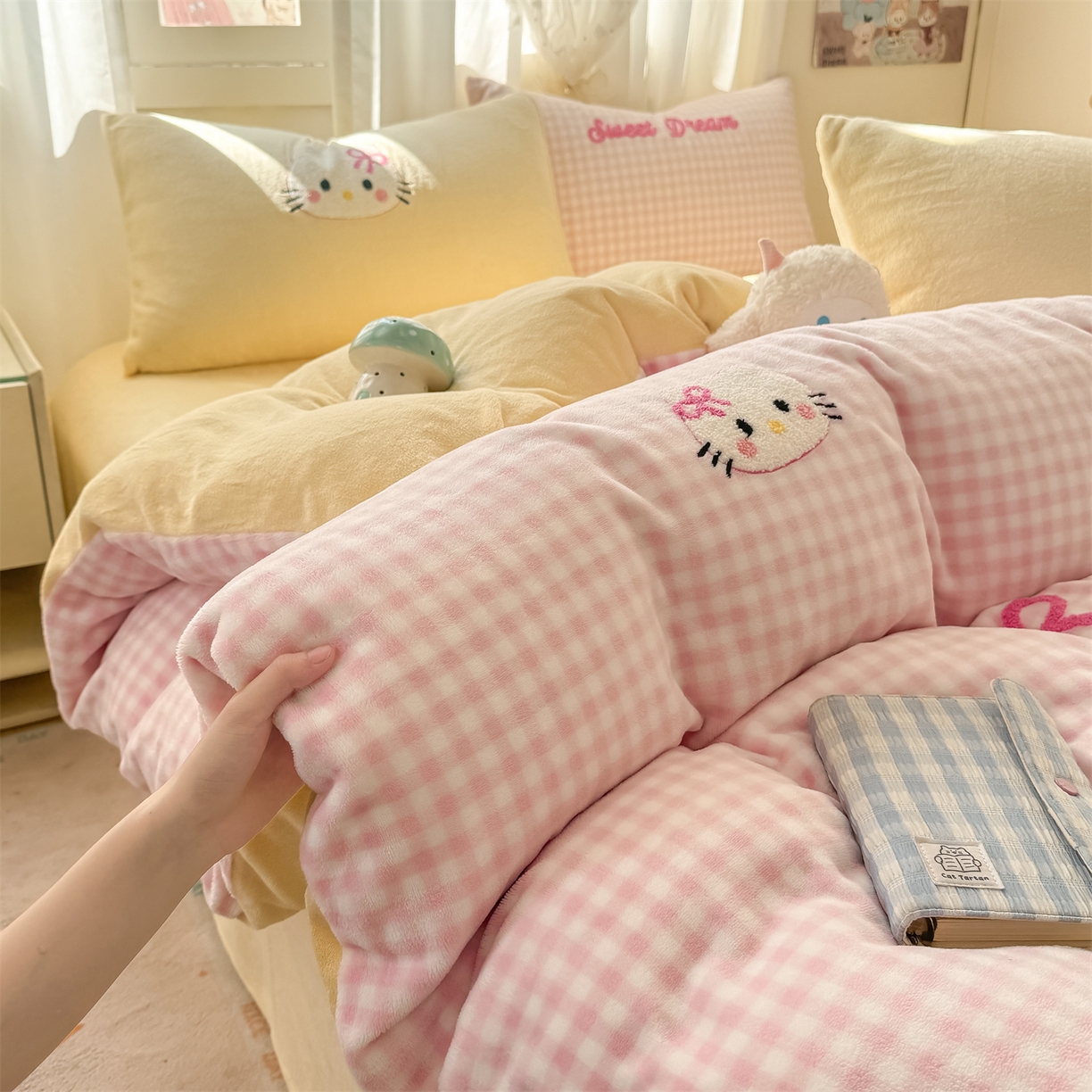 91家纺网 家纺一手货源 找家纺 灰鲸 2025新款牛奶绒毛巾绣套件-猫咪蝴蝶结 猫咪蝴蝶结-粉格+奶油黄