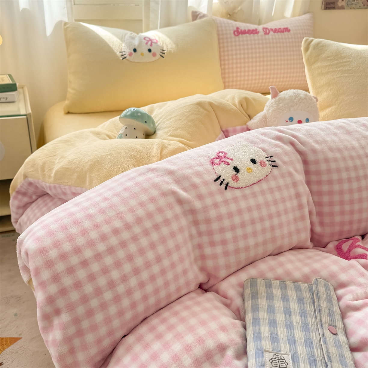 91家纺网 家纺一手货源 找家纺 灰鲸 2025新款牛奶绒毛巾绣套件-猫咪蝴蝶结 猫咪蝴蝶结-粉格+奶油黄