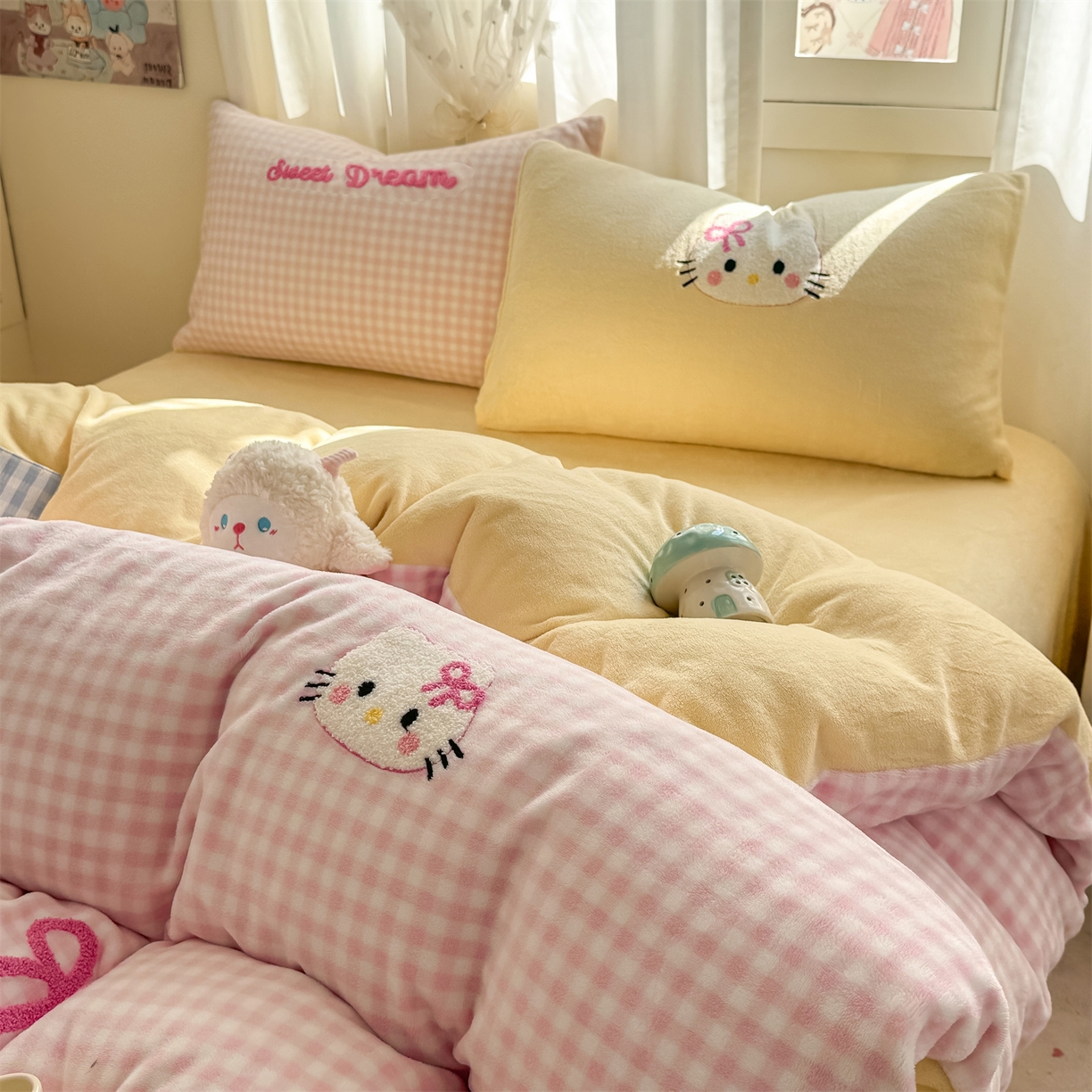 91家纺网 家纺一手货源 找家纺 灰鲸 2025新款牛奶绒毛巾绣套件-猫咪蝴蝶结 猫咪蝴蝶结-粉格+奶油黄