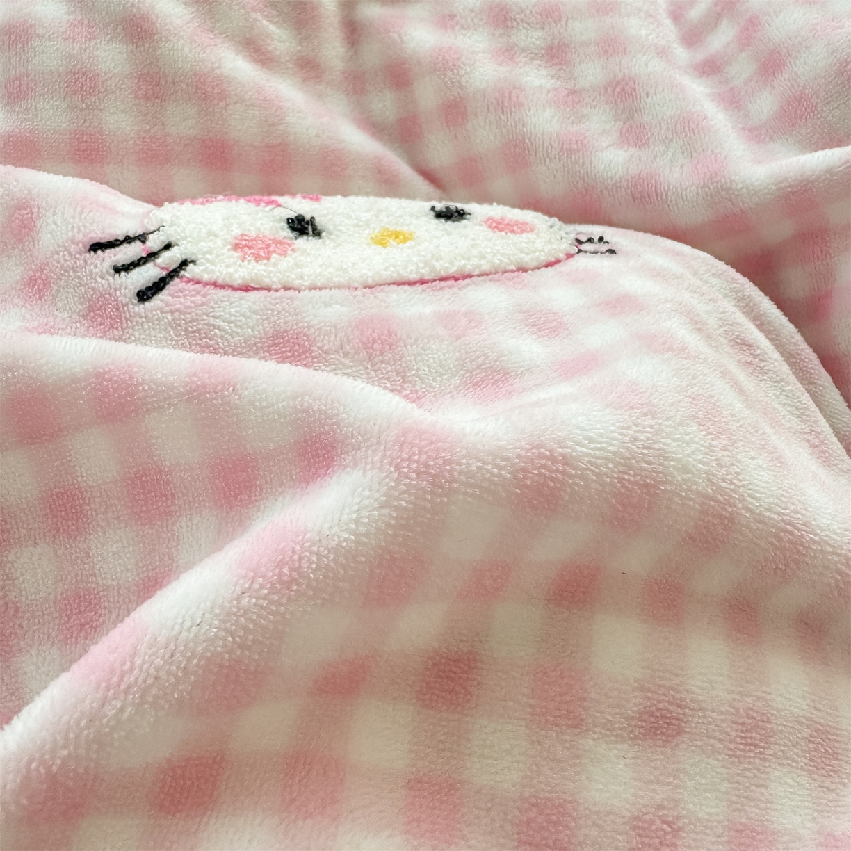 91家纺网 家纺一手货源 找家纺 灰鲸 2025新款牛奶绒毛巾绣套件-猫咪蝴蝶结 猫咪蝴蝶结-粉格+奶油黄